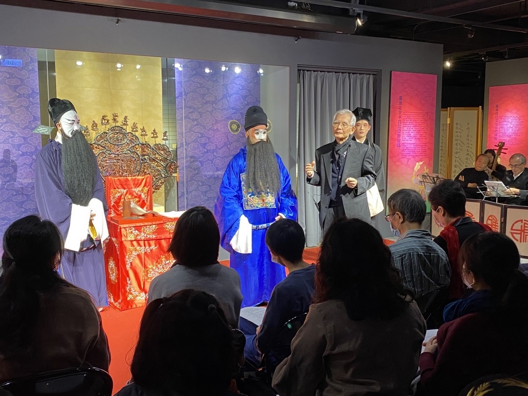 2020～2021年博物館推出堂會活動，邀請優秀崑劇團在博物館小舞臺進行小型演出，配合演，先導聆，讓觀眾認識崑曲。臺灣崑劇團演出《燕子箋‧狗洞》，劉稀榮飾鮮于佶（中），洪惟助館長親自導聆。